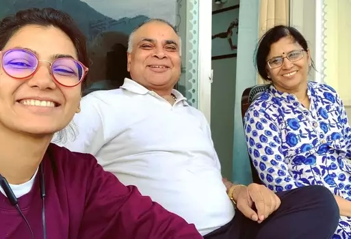 श्रीति झा अपने माता पिता के साथ