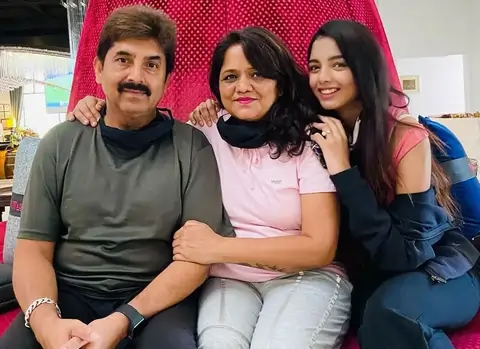 अक्षिता वात्स्यायन अपने माता पिता के साथ